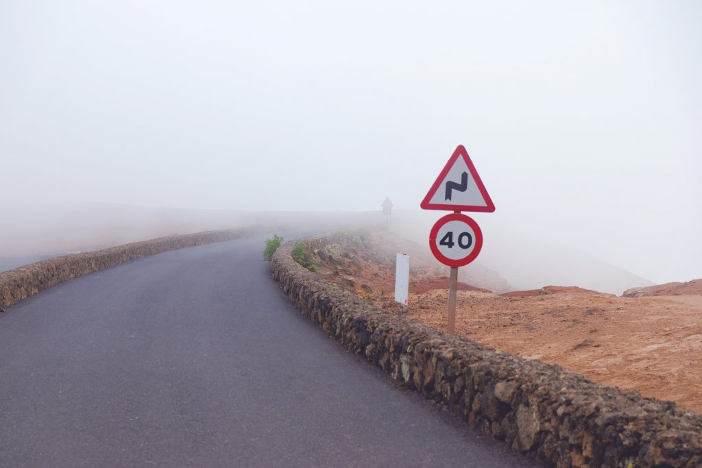 carretera señales niebla